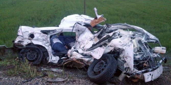 Otomobil Kağıt Gibi Ezildi: 3 Ölü, 1 Yaralı