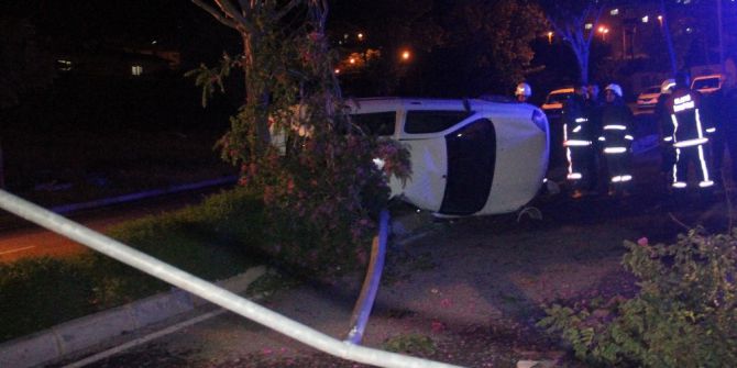 Refüje Çıkan Otomobil Direği Devirdi: 4 Yaralı