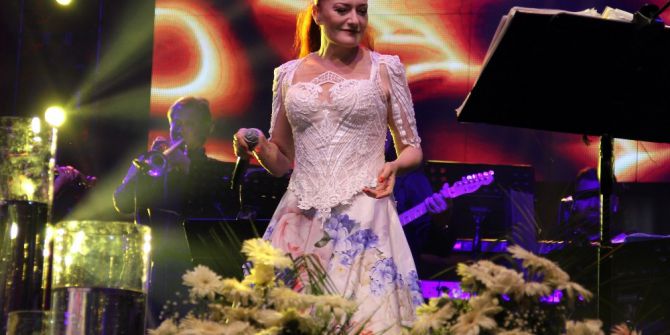 Candan Erçetin, Alanya’da Hayranlarıyla Buluştu