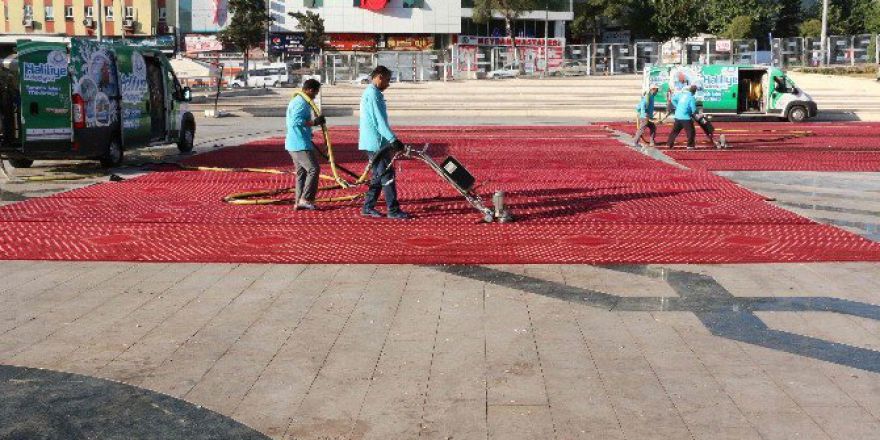 Demokrasi Nöbetinin Tutulduğu Alan 60 Kişilik Ekiple Temizleniyor