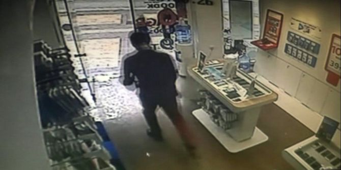 Sahte Kimlikle Telefon Almak İsteyen Dolandırıcı Tutuklandı