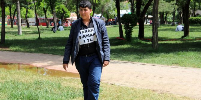 Yanaklarının Sıkılmasını Ticarete Dönüştürdü