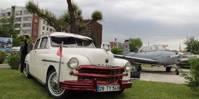 Klasik Otomobil İle Uçak Tutkunları Eskişehir’de Buluştu