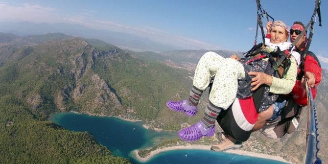 87 Yaşında Paraşütle Atlayan Halime Nine Fenomen Oldu