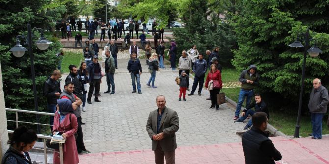 Öğrenciler İçeride Veliler Dışarıda Ter Döktü