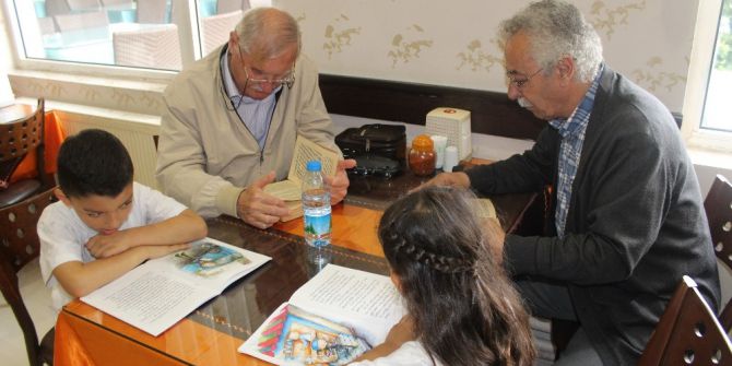 Minik Öğrenciler Emekli Öğretmenlerle Kitap Okudu