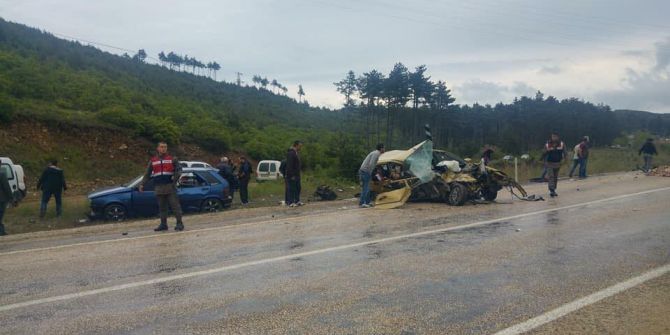Bursa’da Midibüs İle Otomobil Çarpıştı: Ölü Ve Yaralılar Var