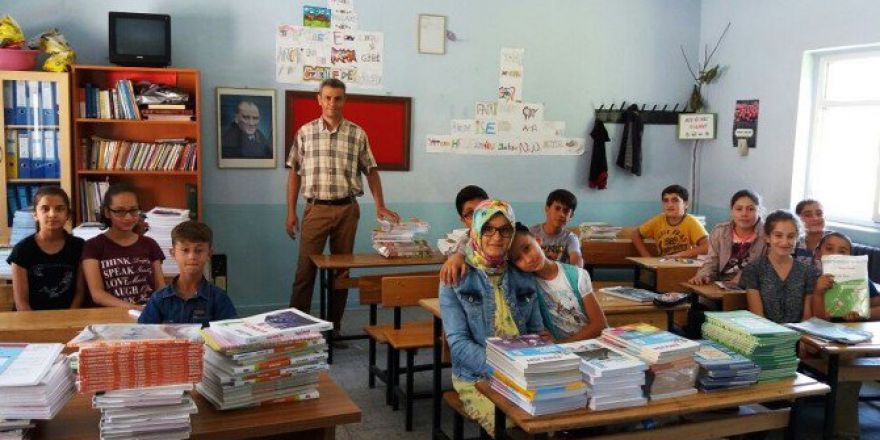 Adilcevaz’daki Öğrencilere Kaynak Kitap Desteği