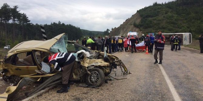 Bursa’da Midibüs İle Otomobil Çarpıştı: 3 Ölü