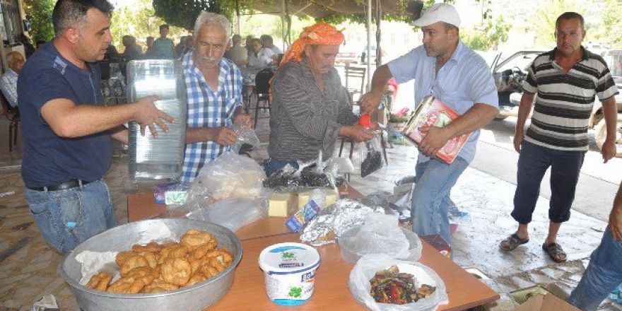 Köylüler Yangınla Savaşan Orman İşçilerine Yemek Temin Ediyor