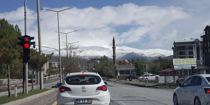 Tatvan’da Yüksek Kesimlere Kar Yağdı