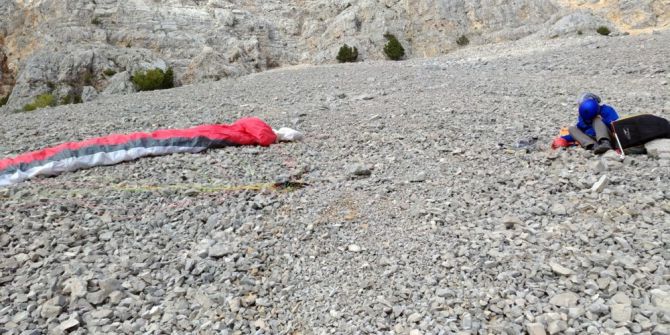 Kayalıklarda Mahsur Kalan Paraşütçü Kurtarıldı