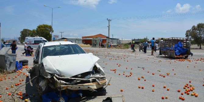 Domates Yüklü Araca Arkadan Çarptı