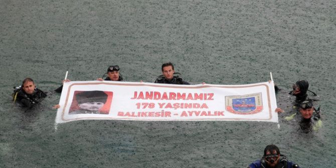 Jandarma 178. Kuruluş Yıl Dönümünü Su Altında Pankart Açarak Kutladı