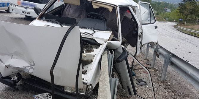 Bariyer Otomobile Ok Gibi Saplandı: 2 Yaralı