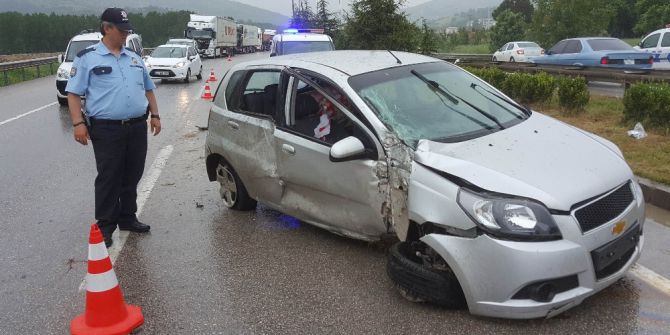 Samsun’da Otomobil Aydınlatma Direğine Çarptı: 2 Yaralı