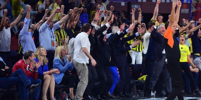 Sinan Erdem Spor Salonu Sarı-laciverte Büründü