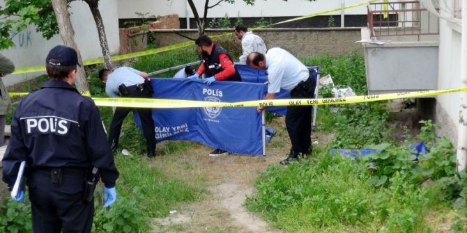 Oturduğu Apartmanın Bahçesinde Ölü Bulundu