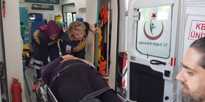 Seyir Halindeki Yolcu Minibüsüne Kamyonet Çarptı; 1 Yaralı