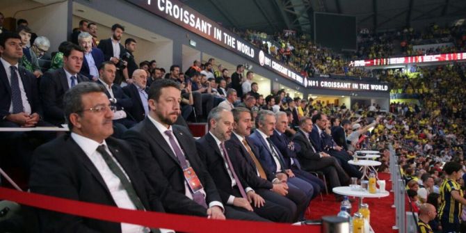 Bakan Çağatay Kılıç, Fenerbahçe’nin Tarihi Başarısını Kutladı