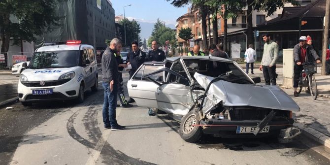 Otobüsün Çarptığı Otomobil Hurdaya Döndü