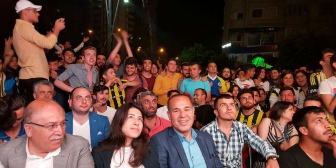 Başkan Sözlü, Maçı Dev Ekranda Vatandaşlarla Birlikte İzledi