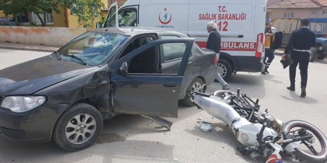 Motosiklet İle Otomobil Çarpıştı; 1 Yaralı