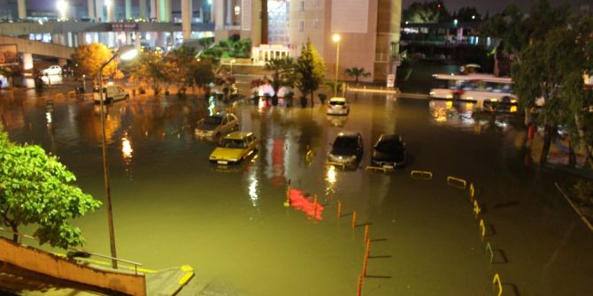 İzmir Göle Döndü, Çocuklar Yağmur Suyunda Yüzdü