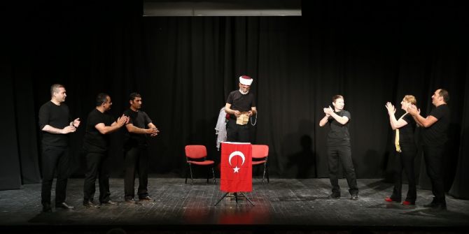 Temizlik İşçileri Sahnenin Tozunu Attı