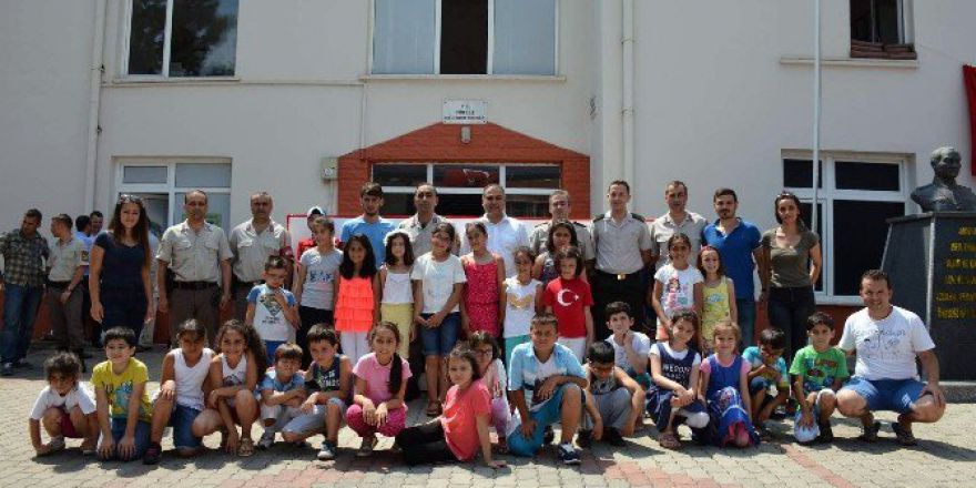 Öğrencilerden Askere Moral Ziyareti