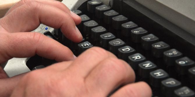 Postane Önünde 42 Yıldır Daktilosunun Sesleri Hiç Susmuyor