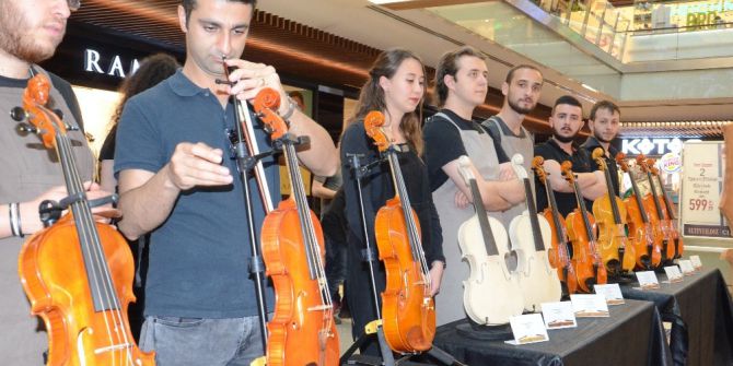 Avm Ortasında Çalgı Ürettiler