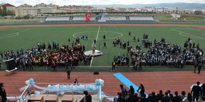 Kafkas Üniversitesinde Mezuniyet Coşkusu