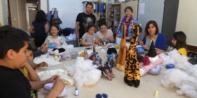 Anne Çocuk Ve Nine Torun Birlikte Bez Bebek Yapıyorlar