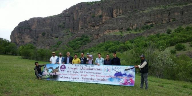 Sanatçılar Sulu Boya Çalışması İle Taş Köprüyü Resmettiler
