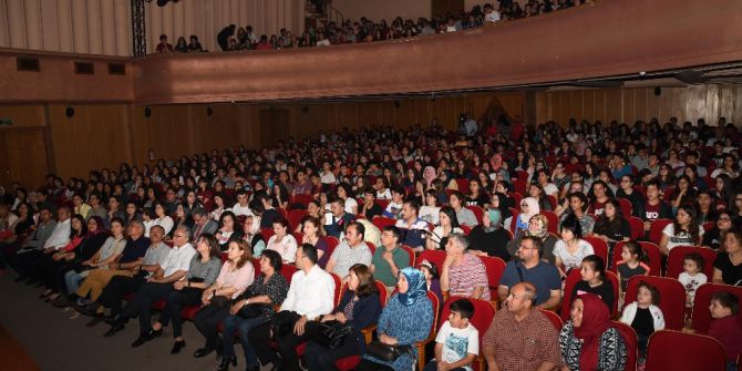 Liseli Tiyatrocular Sahnede