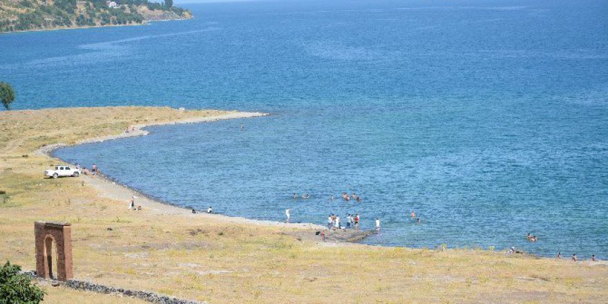 Sıcaktan Bunalanlar Van Gölü Sahillerine Akın Ediyor
