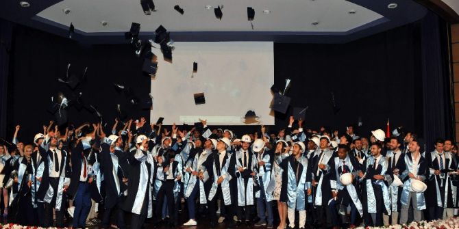 Adü Mühendislik Fakültesi İlk Mezunlarını Uğurladı