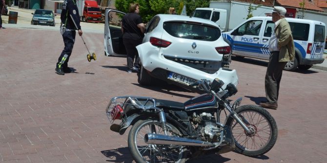 Motoruyla Otomobile Çarptı Kaçarak Hastaneye Gitti