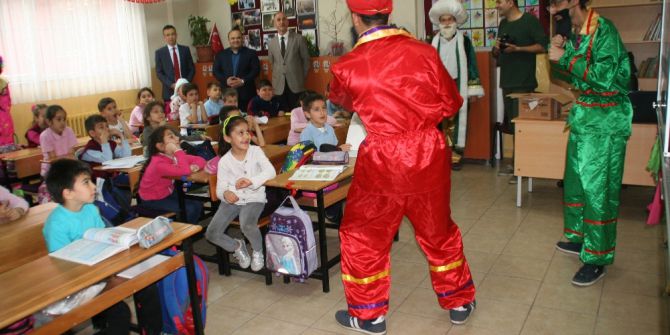 İstiklal İlköğretim Okulunda Öğrencilere Kitap Hediye Edildi