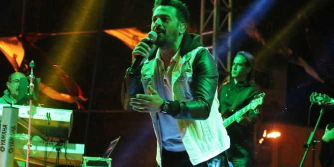 Bergama Kermesinde Emre Altuğ Rüzgarı