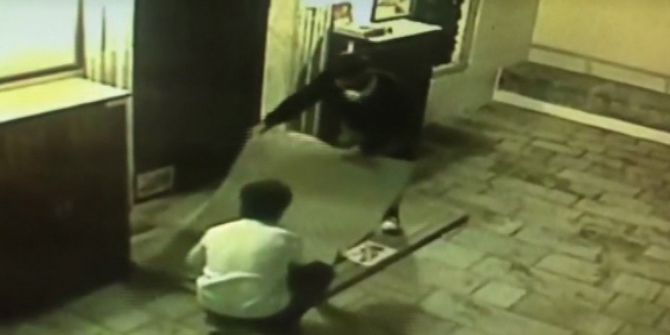 Cami Avlusundaki Halıyı Çalan Hırsızlar Kameraya Yakalandı
