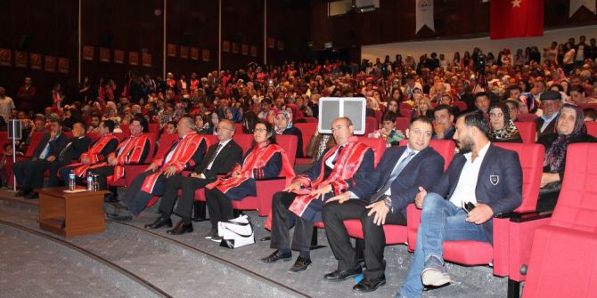 Kırk Yaşında Üniversiteyi Dereceyle Bitirdi