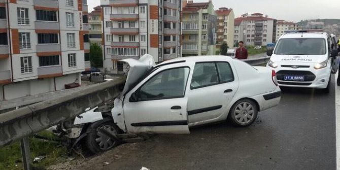 Otomobil Bariyerlere Çarptı, 4 Yaralı