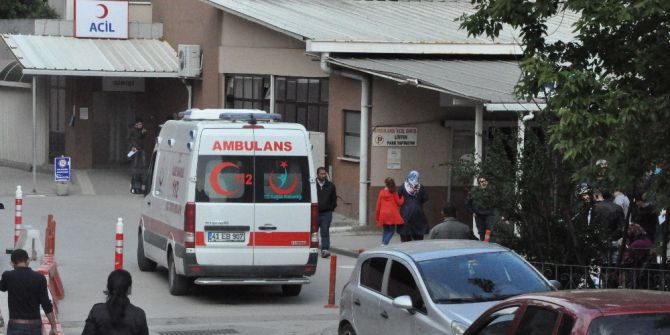 Servis Aracı Önündeki Üç Araca Çarptı: 1 Yaralı