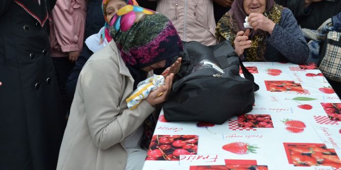 Acılı Anne Oğlunu Son Kez Koklayarak Son Yolculuğuna Uğurladı