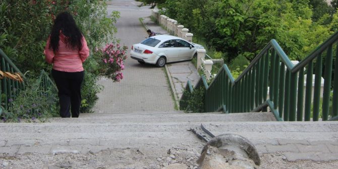 Park Halindeki Otomobil 20 Metrelik Merdivenlerden Uçtu