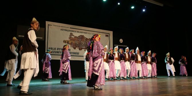 Altınköprü Halk Dansları Topluluğu Performansıyla Mest Etti
