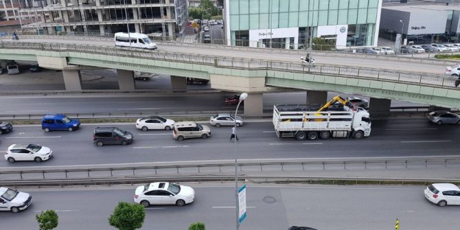 İş Makinesi Taşıyan Kamyon Köprüye Takıldı