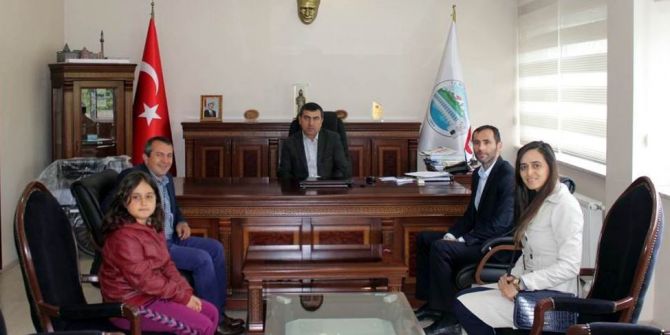 Topladıkarı Atık Kağıtlarla İhtiyaç Sahibi Engelliye Tekerlekli Sandalye Aldılar